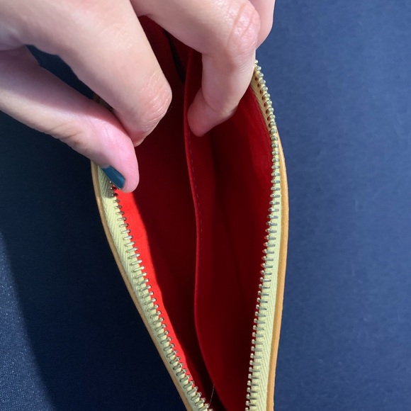 Dooney and Bourke wristlet - Picture 4 of 4